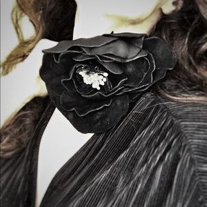 Oversized flower choker. Representation only.  NFS